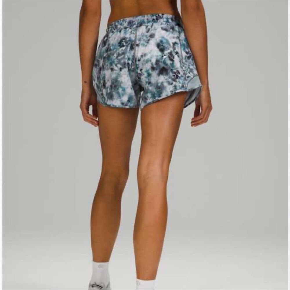 Lululemon Hotty Hot Low-Rise Lined Short 4" Kaleidofloral Multi/Blue Cast
Size 2 - Picture 2 of 5